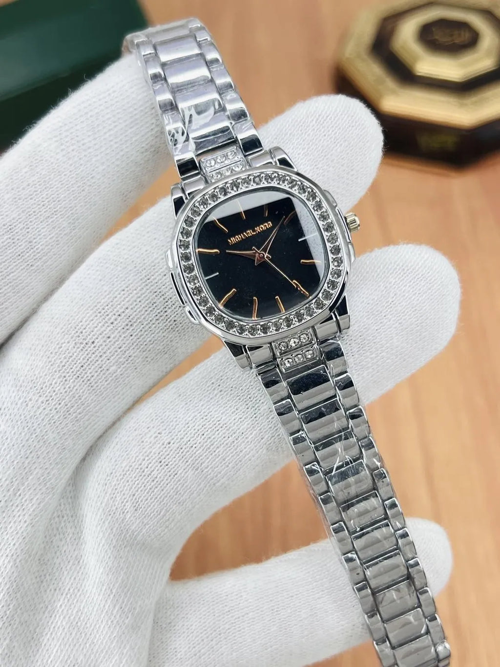 Chic Women's Watch with Elegant Bracelet Strap - 1 Pc