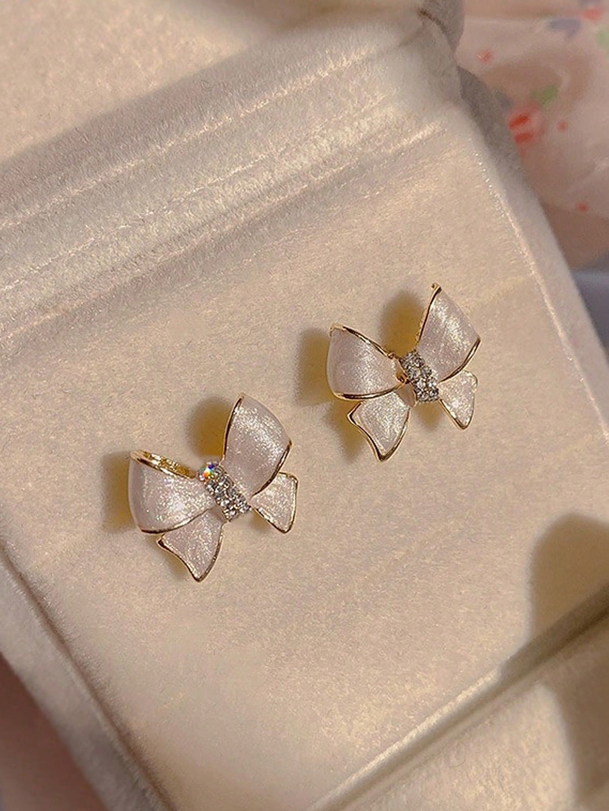 1pair Simplistic White Bow & Droplet Design Stud Earrings For Women's Daily Or Vacation Wear